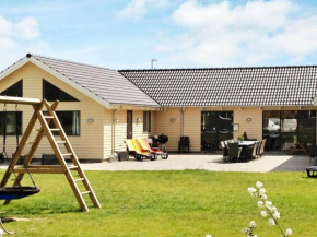 Spacious Holiday Home in Glesborg Near the Ocean, Bønnerup Strand